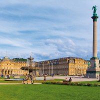 The Schlossplatz in Stuttgart with the New Palace, the Jubilee Column and fountain. People stroll and relax on the green square., © SMG The Schlossplatz in Stuttgart with the New Palace, the Jubilee Column and fountain. People stroll and relax on the green square., © SMG