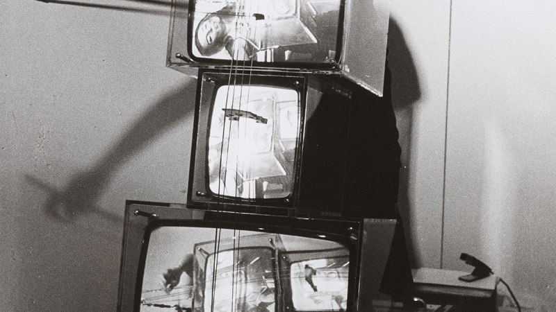 Charlotte Moorman spielt ein Cello aus gestapelten Fernsehern, eine Performance von Nam June Paik, fotografiert 1974 in Köln., © Concerto for TV Cello (Nam June Paik 1971), performed von Charlotte Moorman am 6.7.1974 in Köln, fotografiert von Hanns Sohm, Staatsgalerie Stuttgart, Archiv Sohm Charlotte Moorman spielt ein Cello aus gestapelten Fernsehern, eine Performance von Nam June Paik, fotografiert 1974 in Köln., © Concerto for TV Cello (Nam June Paik 1971), performed von Charlotte Moorman am 6.7.1974 in Köln, fotografiert von Hanns Sohm, Staatsgalerie Stuttgart, Archiv Sohm
