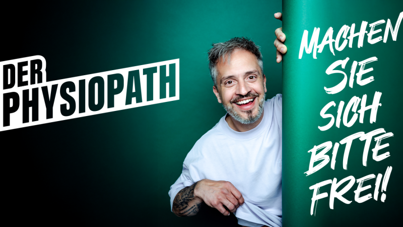 Ein l&auml;chelnder Mann schaut hinter einem gr&uuml;nen Hintergrund hervor. Der Text "DER PHYSIOPATH - Machen Sie sich bitte frei!" ist prominent platziert., &copy; links im Bild