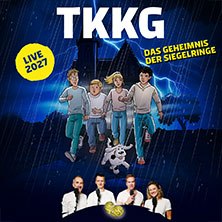 Plakat f&uuml;r das Live-H&ouml;rspiel TKKG - Das Geheimnis der Siegelringe 2027. Die vier Hauptfiguren und ein Hund rennen vor einem dunklen Haus., &copy; links im Bild