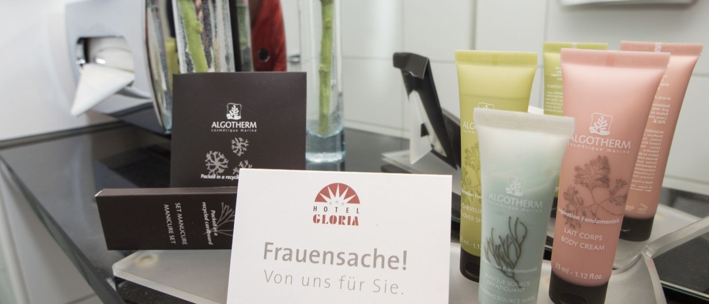 Cosmetic products from Algotherm and a sign with the inscription 'Frauen Sache! From us for you' at the Hotel Gloria., © Hotel Gloria GmbH Restaurant Möhringer Hexle Cosmetic products from Algotherm and a sign with the inscription 'Frauen Sache! From us for you' at the Hotel Gloria., © Hotel Gloria GmbH Restaurant Möhringer Hexle