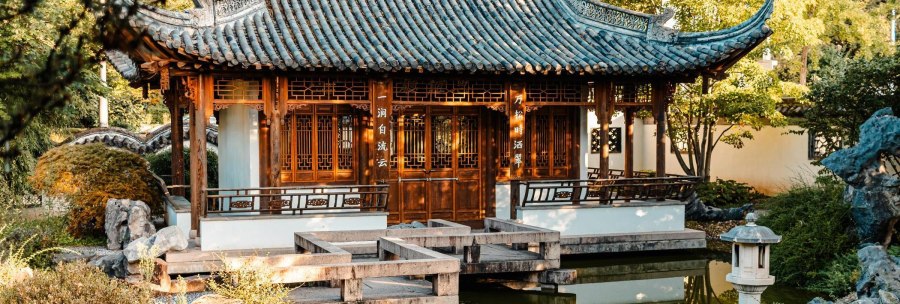 Traditional Chinese building in the Chinese Garden Stuttgart, surrounded by trees and a pond., © SMG Stuttgart Marketing GmbH - Sarah Schmid
