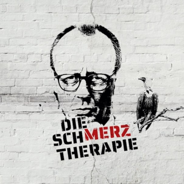 Graffiti eines Mannes mit Brille und Geier auf einer Mauer, Text 'Die Schmerztherapie' in Schwarz und Rot., © Renitenztheater Stuttgart e.V. Graffiti eines Mannes mit Brille und Geier auf einer Mauer, Text 'Die Schmerztherapie' in Schwarz und Rot., © Renitenztheater Stuttgart e.V.
