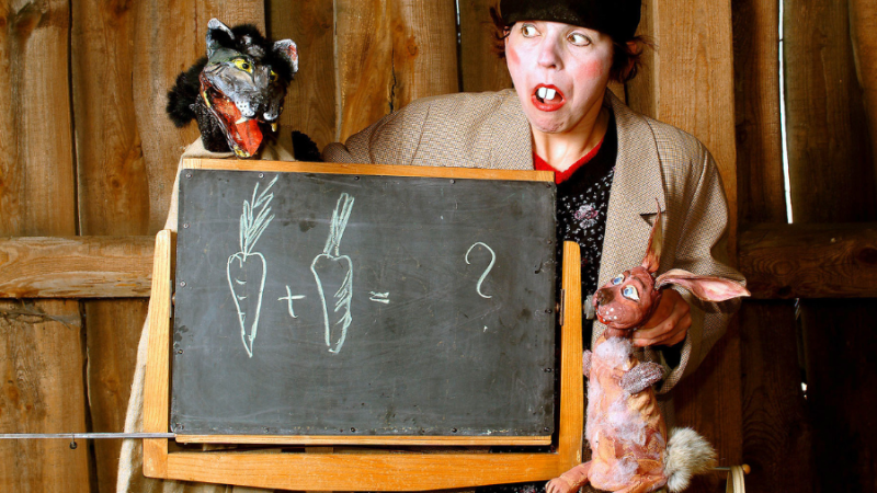 Ein kleiner Hase stellt sich dem großen Wolf., © Dorftheater Siemitz Ein kleiner Hase stellt sich dem großen Wolf., © Dorftheater Siemitz