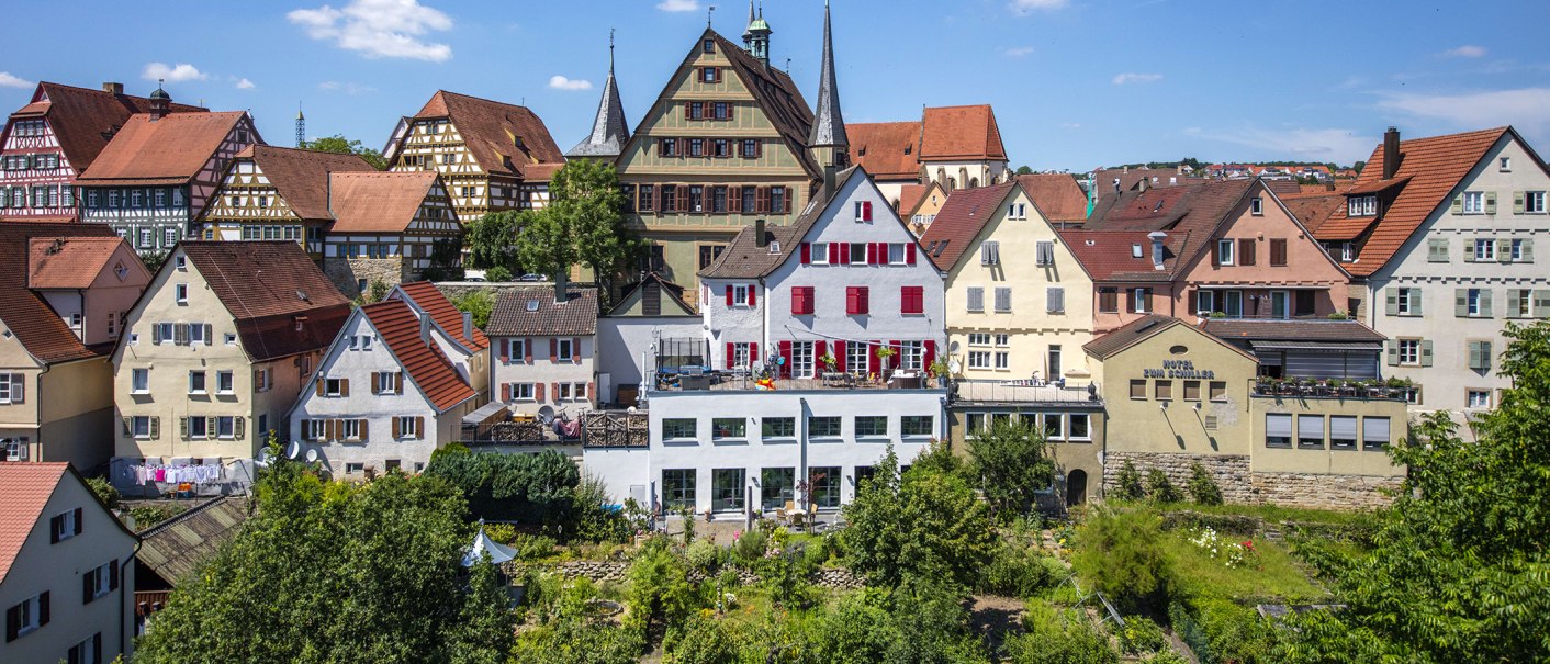 Panorama der Altstadt von Bietigheim mit malerischen Fachwerkh&auml;usern und einem Hotel im Vordergrund. Im Hintergrund sind Kircht&uuml;rme zu sehen., &copy; SMG, Achim Mende