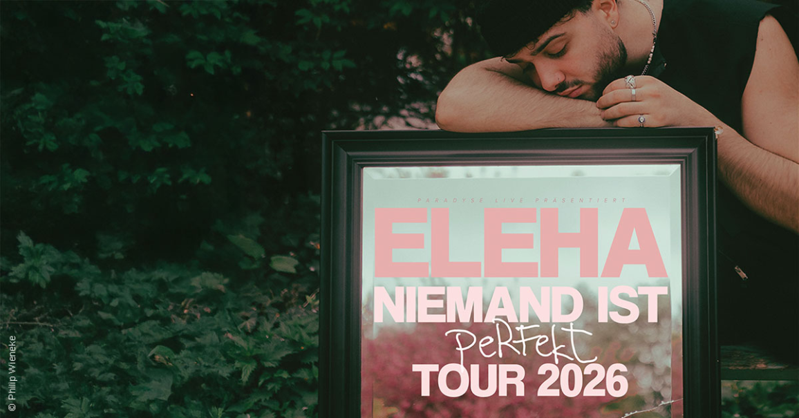 Ein Mann lehnt seinen Kopf auf einen Bilderrahmen mit der Aufschrift 'ELEHA - Niemand ist perfekt Tour 2026'. Der Hintergrund ist gr&uuml;n und bewaldet., &copy; links im Bild