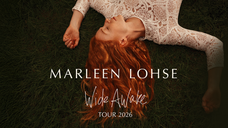 Eine Frau mit roten Haaren liegt in einem wei&szlig;en Spitzenkleid auf Gras. Text: Marleen Lohse - Wide Awake Tour 2026., &copy; links im Bild