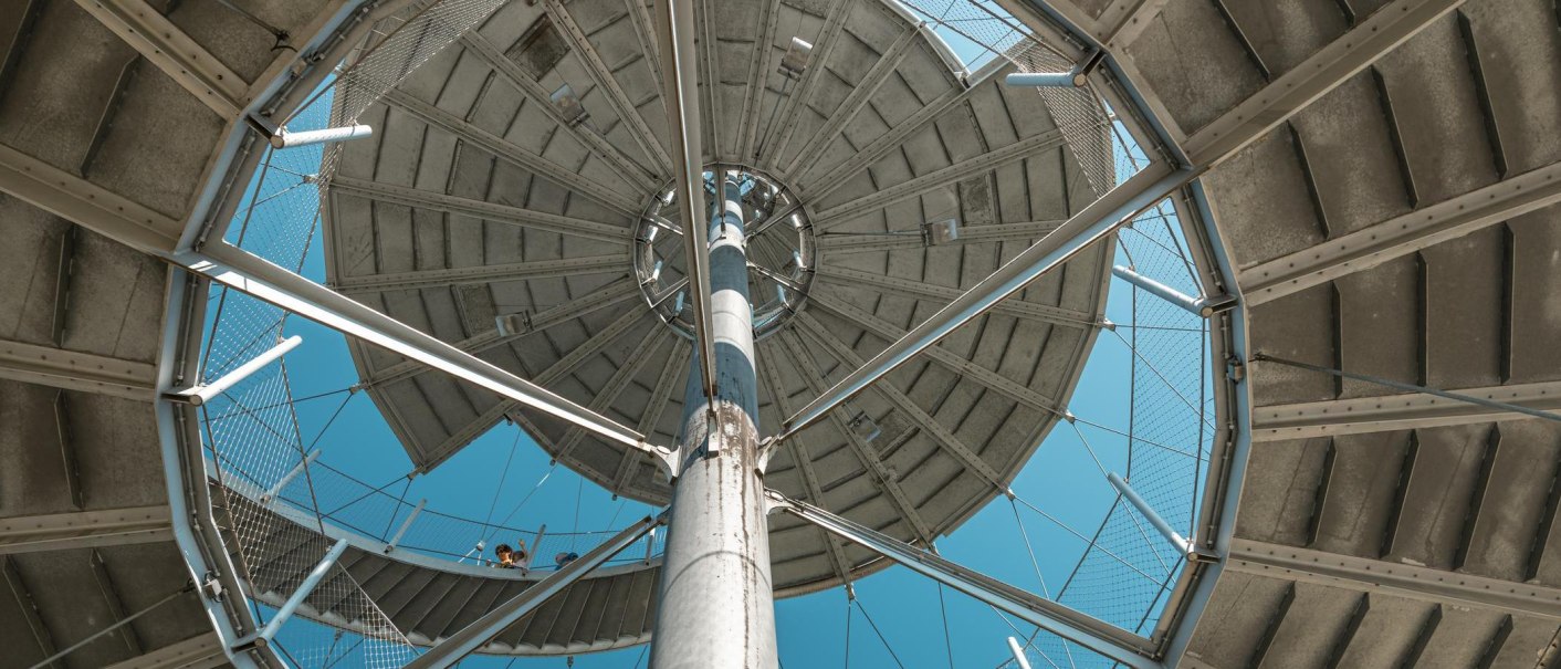 Blick von unten auf den Killesbergturm. Metallstruktur mit spiralförmigen Treppen und Netz, blauer Himmel im Hintergrund., © Stuttgart-Marketing GmbH, Sarah Schmid