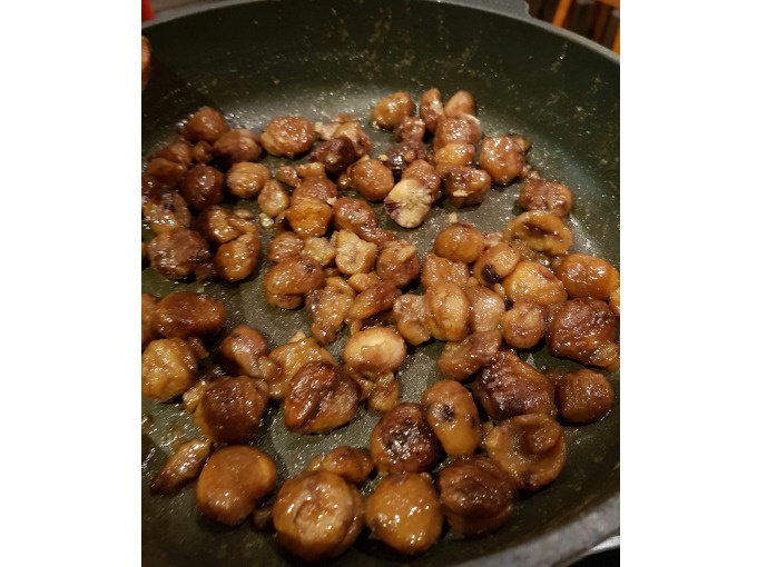 Roasted chestnuts in a pan, spread evenly and fried until golden brown., © Kultweine-Kochwelten-Kunstücke - Kochschule Sonja Lenz Roasted chestnuts in a pan, spread evenly and fried until golden brown., © Kultweine-Kochwelten-Kunstücke - Kochschule Sonja Lenz