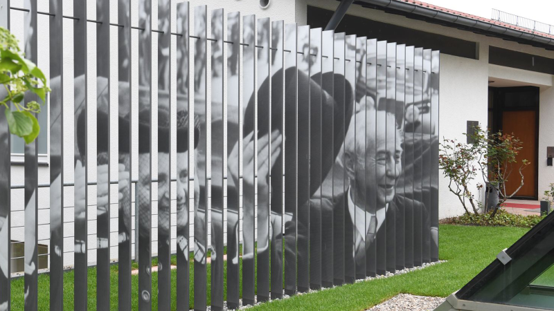 Das Theodor-Heuss-Haus in Stuttgart zeigt eine Fotoinstallation mit schwarz-weißen Bildern auf vertikalen Streben. Im Vordergrund sind Pflanzen zu sehen., © Stiftung Bundespräsident Theodor-Heuss-Haus / Franziska Kraufmann Das Theodor-Heuss-Haus in Stuttgart zeigt eine Fotoinstallation mit schwarz-weißen Bildern auf vertikalen Streben. Im Vordergrund sind Pflanzen zu sehen., © Stiftung Bundespräsident Theodor-Heuss-Haus / Franziska Kraufmann