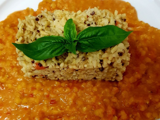 Gew&uuml;rzter Reisblock auf rotem Linsencurry, garniert mit frischem Basilikum. Ein Gericht aus einem indischen Kochkurs., &copy; Kultweine-Kochwelten-Kunst&uuml;cke - Kochschule Sonja Lenz