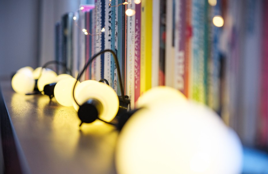 Lichterketten leuchten sanft vor einer Reihe von B&uuml;chern in einem Regal und schaffen eine gem&uuml;tliche Atmosph&auml;re., &copy; Literaturhaus