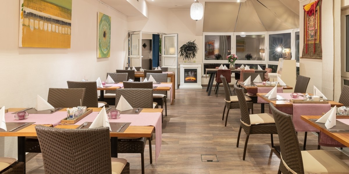 Eleganter Frühstücksraum mit gedeckten Tischen, Rattan-Stühlen und dekorativen Bildern an den Wänden., © Hotel Princess Eleganter Frühstücksraum mit gedeckten Tischen, Rattan-Stühlen und dekorativen Bildern an den Wänden., © Hotel Princess