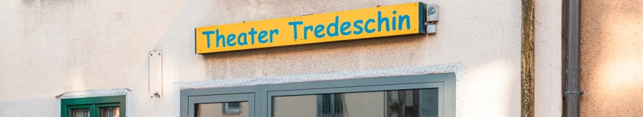 The entrance to the Tredeschin Theater, with a yellow sign above the door. A window with a curtain and a small display case are visible., © SMG, Sarah Schmid The entrance to the Tredeschin Theater, with a yellow sign above the door. A window with a curtain and a small display case are visible., © SMG, Sarah Schmid