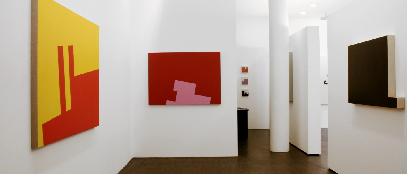 Moderne Kunstgalerie mit abstrakten Gem&auml;lden in kr&auml;ftigen Farben an wei&szlig;en W&auml;nden, dunkler Holzboden, minimalistische Gestaltung., &copy; Galerie Klaus Braun
