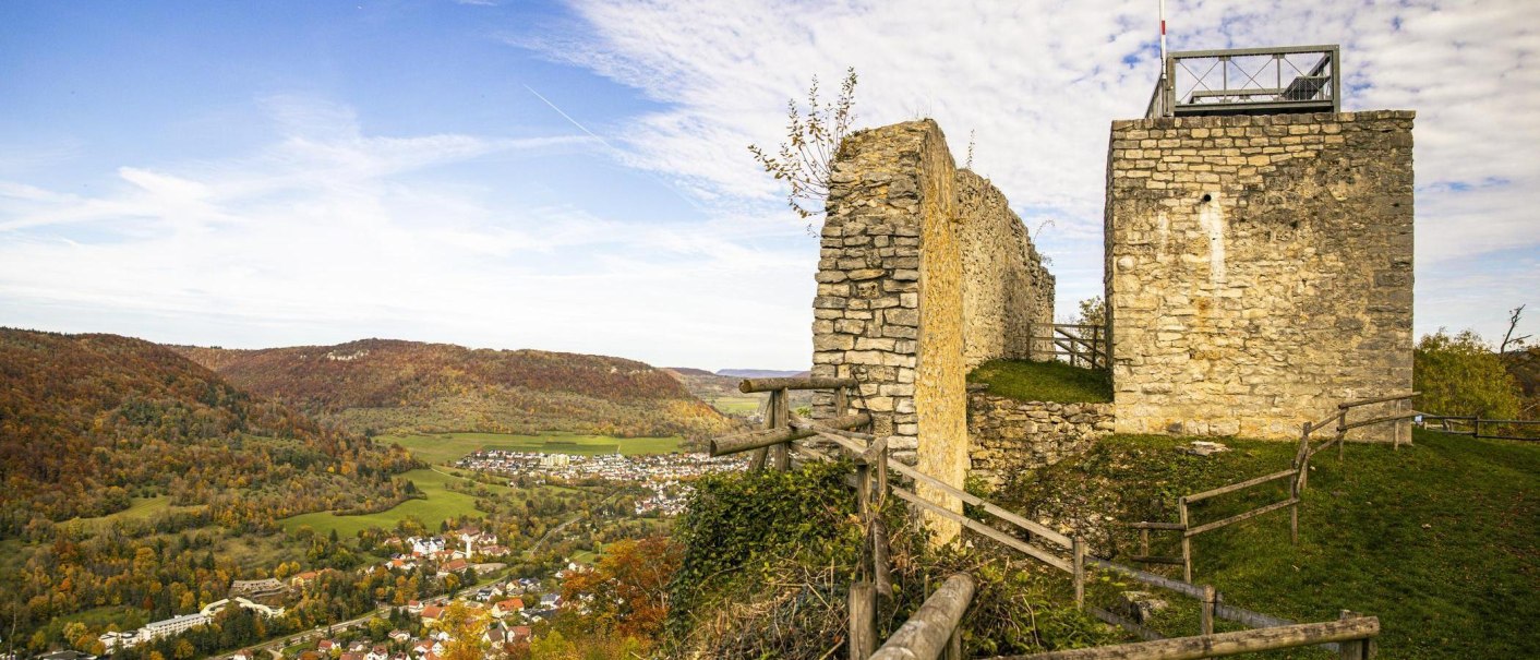 The ruins of Hiltenburg Castle in Bad Ditzenbach offer a sweeping view of the autumnal valley and the surrounding hills., © SMG Stuttgart Marketing GmbH - Sarah Schmid The ruins of Hiltenburg Castle in Bad Ditzenbach offer a sweeping view of the autumnal valley and the surrounding hills., © SMG Stuttgart Marketing GmbH - Sarah Schmid