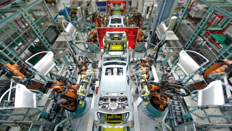 Produktionsstra&szlig;e im Mercedes-Benz Werk Sindelfingen. Roboterarme bearbeiten Karosserien., &copy; Daimler AG