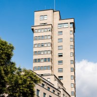 Der Tagblatt-Turm in Stuttgart erhebt sich vor einem klaren blauen Himmel, umgeben von grünen Bäumen., © TMBW, Gregor Lengler Der Tagblatt-Turm in Stuttgart erhebt sich vor einem klaren blauen Himmel, umgeben von grünen Bäumen., © TMBW, Gregor Lengler