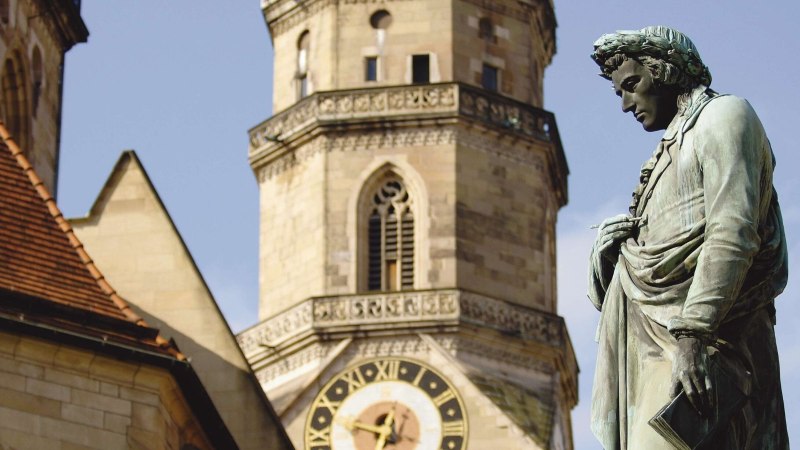 Bronze statue of Friedrich Schiller on Schillerplatz in Stuttgart, with the collegiate church in the background., &copy; Stuttgart-Marketing GmbH