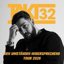 Porträt eines Mannes mit Bart, der nachdenklich schaut. Text: 'TAKT32 - Den Umständen widersprechend Tour 2026' in Gelb., © links im Bild Porträt eines Mannes mit Bart, der nachdenklich schaut. Text: 'TAKT32 - Den Umständen widersprechend Tour 2026' in Gelb., © links im Bild
