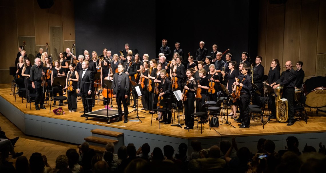 Das Brenzhaus-Orchester verbeugt sich nach einem Konzert in der Liederhalle. Die Musiker tragen schwarze Kleidung und halten ihre Instrumente., © Brenzhaus-Orchester Das Brenzhaus-Orchester verbeugt sich nach einem Konzert in der Liederhalle. Die Musiker tragen schwarze Kleidung und halten ihre Instrumente., © Brenzhaus-Orchester