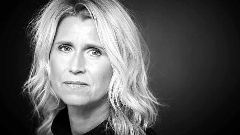 Schwarz-weiß Porträt einer Frau mit blonden, welligen Haaren und ernstem Gesichtsausdruck vor dunklem Hintergrund., © Börsenverein des Deutschen Buchhandels, Landesverband Baden-Württemberg e.V.