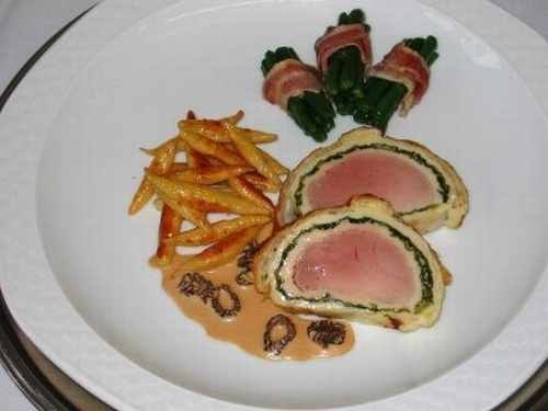 Rinderfilet in Morchelsoße, serviert mit knusprigen Schupfnudeln und Bohnenbündchen im Speckmantel auf einem weißen Teller., © Ulli Kellenbenz Rinderfilet in Morchelsoße, serviert mit knusprigen Schupfnudeln und Bohnenbündchen im Speckmantel auf einem weißen Teller., © Ulli Kellenbenz