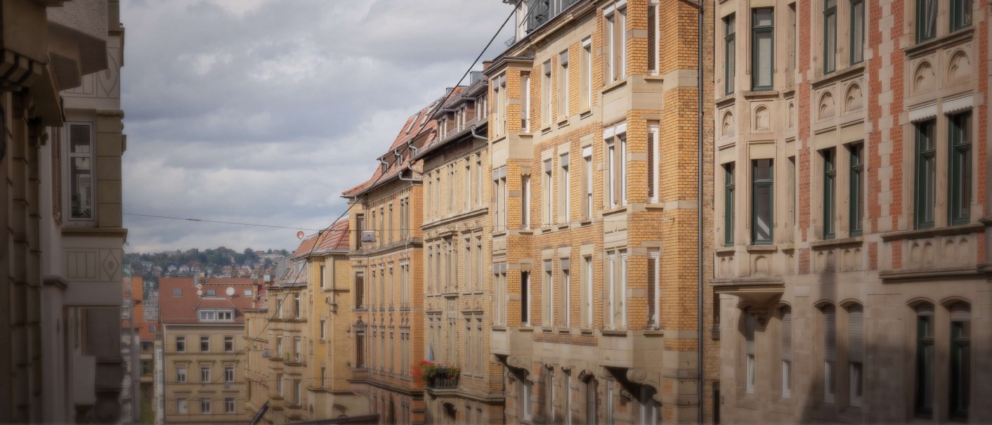Reihe von historischen Geb&auml;uden mit Ziegelsteinfassaden unter einem bew&ouml;lkten Himmel. Im Hintergrund sind weitere Geb&auml;ude zu sehen., &copy; Stuttgart Marketing GmbH, Martina Denker
