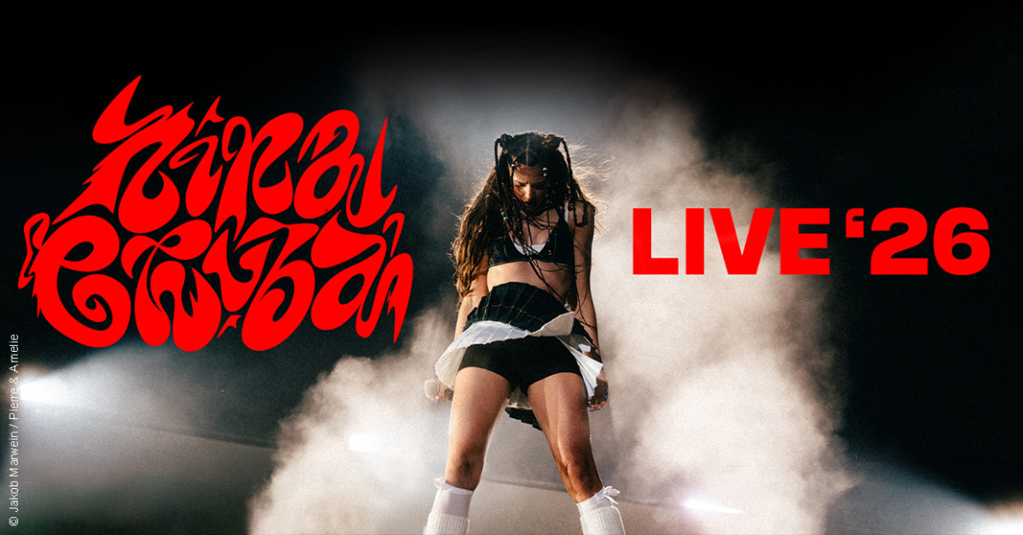 Eine Frau performt auf der B&uuml;hne, umgeben von Nebel. Der Schriftzug 'LIVE '26' ist in Rot hervorgehoben., &copy; links im Bild