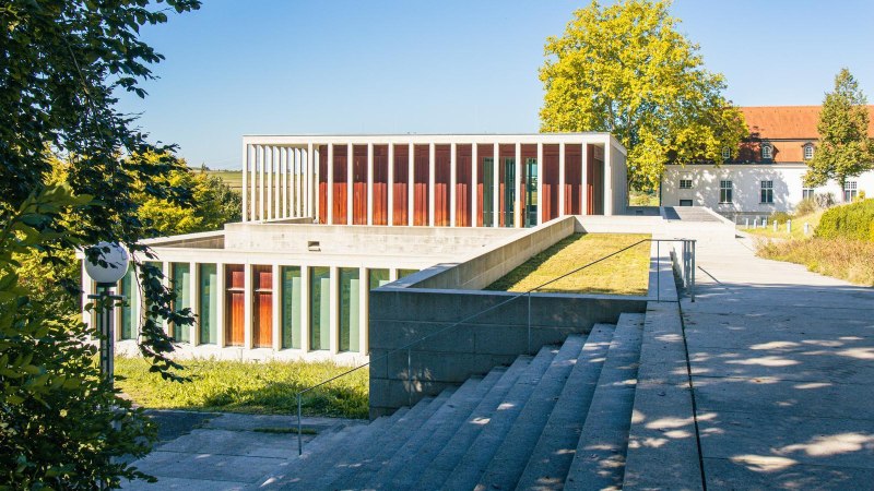 Das Literaturmuseum in Marbach am Neckar zeigt moderne Architektur mit großen Fenstern und klaren Linien, umgeben von grüner Natur und einem blauen Himmel., © Stuttgart-Marketing GmbH, Sarah Schmid Das Literaturmuseum in Marbach am Neckar zeigt moderne Architektur mit großen Fenstern und klaren Linien, umgeben von grüner Natur und einem blauen Himmel., © Stuttgart-Marketing GmbH, Sarah Schmid