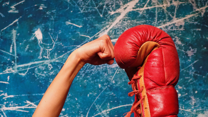 Zwei F&auml;uste &ndash; und der Anfang einer Begegnung., &copy; Figurentheater Klatt