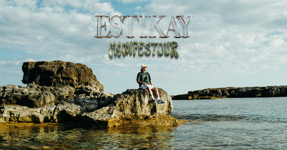 Eine Person sitzt auf einem Felsen am Meer. Dar&uuml;ber steht der Schriftzug 'ESTIKAY Manifestour'. Der Himmel ist bew&ouml;lkt., &copy; links im Bild