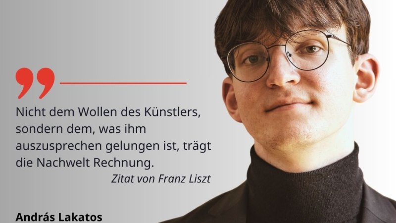 Ein junger Mann mit Brille, Text über ein Event am 22. Oktober 2025 über Franz Liszt am Liszt Institut Stuttgart. Zitat von Franz Liszt und Logos unten., © András Lakatos Ein junger Mann mit Brille, Text über ein Event am 22. Oktober 2025 über Franz Liszt am Liszt Institut Stuttgart. Zitat von Franz Liszt und Logos unten., © András Lakatos