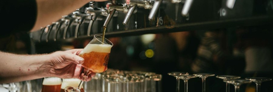 A glass of beer is being filled at a tap. Other glasses and taps can be seen in the background., © Kraftpaule A glass of beer is being filled at a tap. Other glasses and taps can be seen in the background., © Kraftpaule