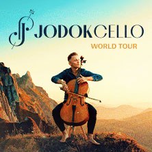 A cellist plays in a picturesque mountain landscape. The text 'Jodok Cello - World Tour' can be seen., &copy; links im Bild