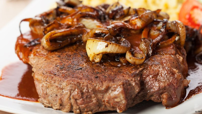 Swabian roast beef with onions, &copy; Bernd Juergens/Fotolia