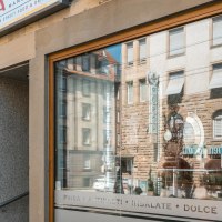 Exterior view of a restaurant with the inscription 'Pinsa Manufaktur' and reflection of buildings in the window., &copy; SMG Stuttgart Marketing GmbH - Sarah Schmid