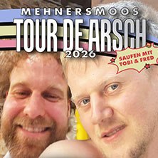 Zwei M&auml;nner l&auml;cheln in die Kamera, dar&uuml;ber der Schriftzug 'Mehnersmoos Tour De Arsch 2026'., &copy; links im Bild
