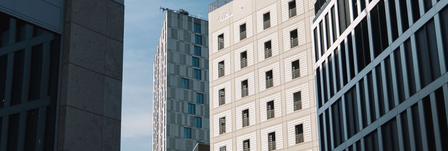 Modern skyscrapers on Mail&auml;nder Platz that rise up into the sky. The facades are geometrically designed, the sky is clear and blue., &copy; &copy; Stuttgart-Marketing GmbH, wpsteinheisser