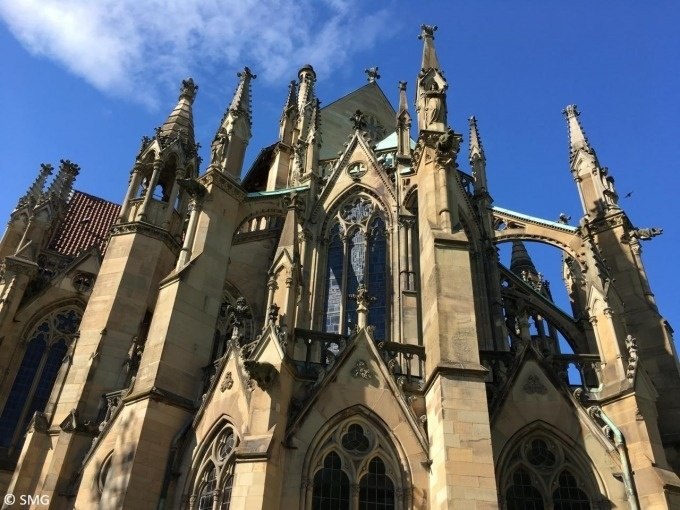 Gotische Kirche in Stuttgart mit beeindruckenden Verzierungen und blauem Himmel im Hintergrund., &copy; Stuttgart Marketing GmbH