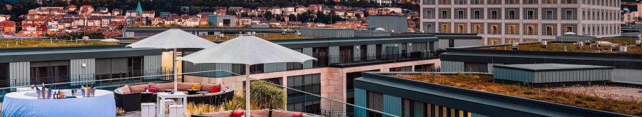 Moderne Dachterrasse des Jaz Hotels in Stuttgart mit stilvollen Sitzbereichen, Sonnenschirmen und Blick auf die Stadt und den Fernsehturm., © Wolfram Bar & Terrace