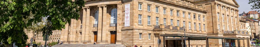 Die Staatsoper Stuttgart bei sonnigem Wetter, umgeben von gr&uuml;nen B&auml;umen und einem Radfahrer im Vordergrund., &copy; Stuttgart Marketing GmbH, Sarah Schmid