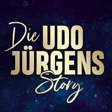Goldener Schriftzug 'Die Udo Jürgens Story' auf dunkelblauem Hintergrund., © links im Bild Goldener Schriftzug 'Die Udo Jürgens Story' auf dunkelblauem Hintergrund., © links im Bild