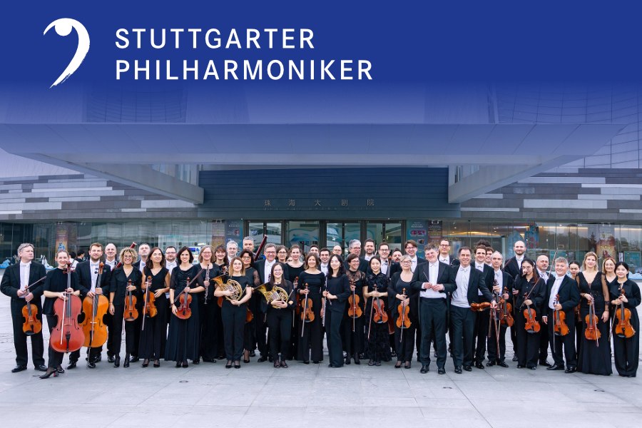 Die Stuttgarter Philharmoniker posieren mit ihren Instrumenten vor einem modernen Gebäude. Oben ist ihr Logo und Name zu sehen., © Juan Carlos Rivas Perretta, Stuttgarter Philharmoniker