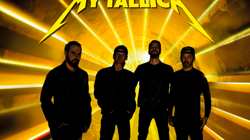 Vier M&auml;nner in schwarzer Kleidung stehen vor einem gelben, strahlenden Hintergrund. Oben steht der Schriftzug 'MY'TALLICA' in gelber Schrift., &copy; MY&rsquo;TALLICA