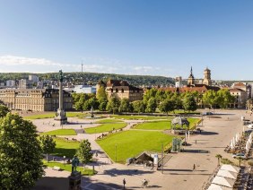 Panoramablick auf den Schlossplatz in Stuttgart mit Grünflächen, historischen Gebäuden und einem klaren blauen Himmel., © Stuttgart-Marketing GmbH Werner Dieterich Panoramablick auf den Schlossplatz in Stuttgart mit Grünflächen, historischen Gebäuden und einem klaren blauen Himmel., © Stuttgart-Marketing GmbH Werner Dieterich