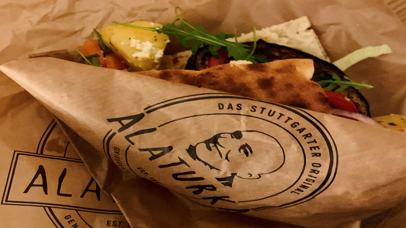 Ein Sandwich mit Gem&uuml;se und K&auml;se in einer Alaturka-Papiert&uuml;te, auf der "Das Stuttgarter Original" steht., &copy; Stuttgart-Marketing GmbH