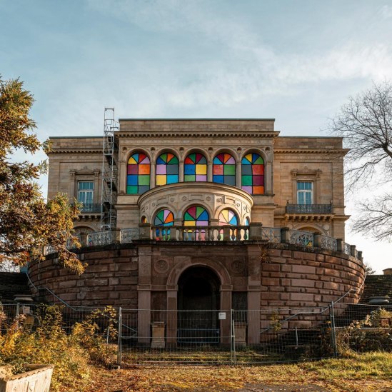 Villa Berg mit bunten Fenstern, © SMG, Sarah Schmid