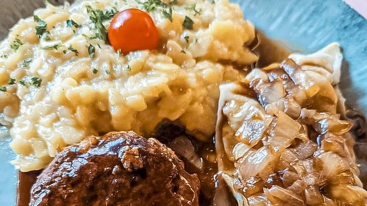 Ein Teller mit Maultaschen, Kartoffelsalat, einer Frikadelle und einer Kirschtomate als Garnitur., © Cafe Stöckle FreCla, Stuttgart