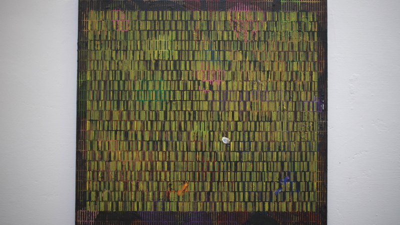 Abstraktes Gem&auml;lde mit einem Raster aus gr&uuml;nen und braunen Linien, durchsetzt mit bunten Farbakzenten. Die Komposition wirkt lebendig und strukturiert., &copy; Galerie Klaus Braun